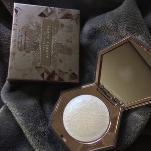 FENTY BEAUTY diamond bomb highlighter